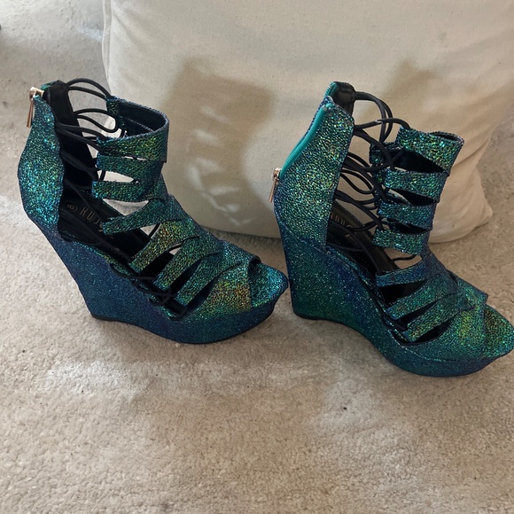 Green  with black strap wedge All Sales are Final - Picture 2 of 5